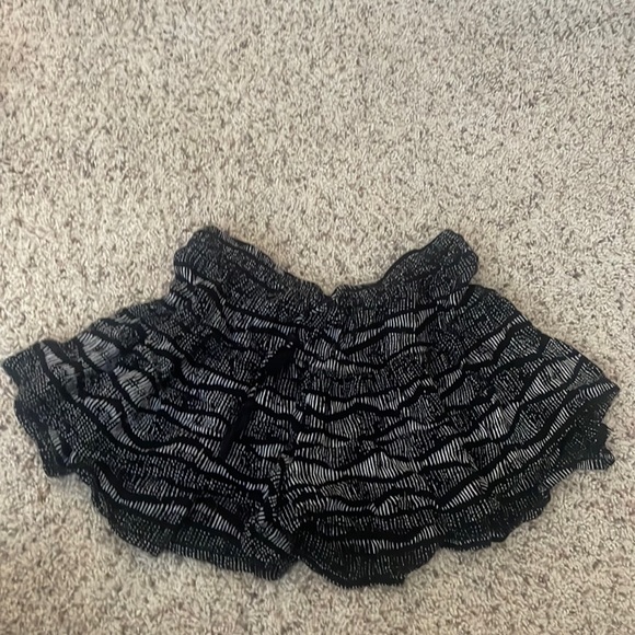 Black and white flowy beach shorts - Picture 1 of 2